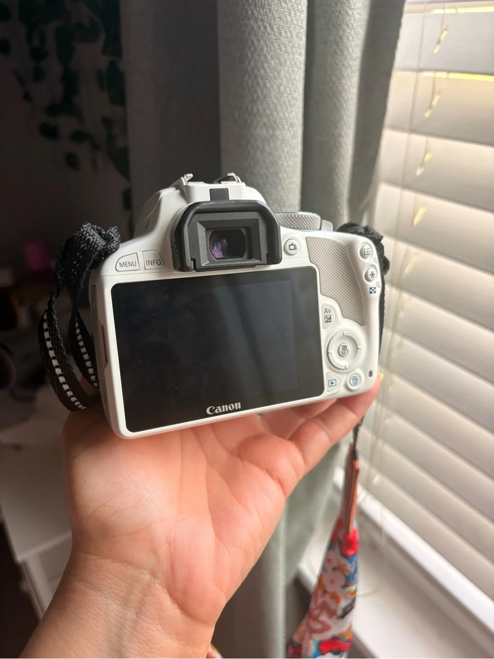 Canon White DSLR Camera with Black Lens Cap